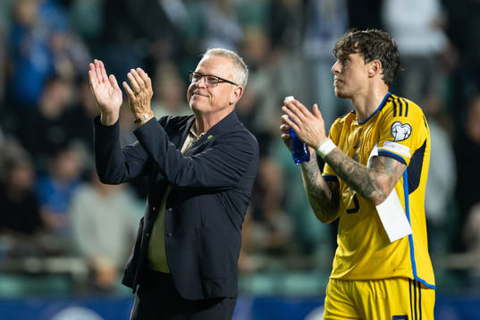 head coach Janne Andersson and Victor Nilsson Lindelöf of