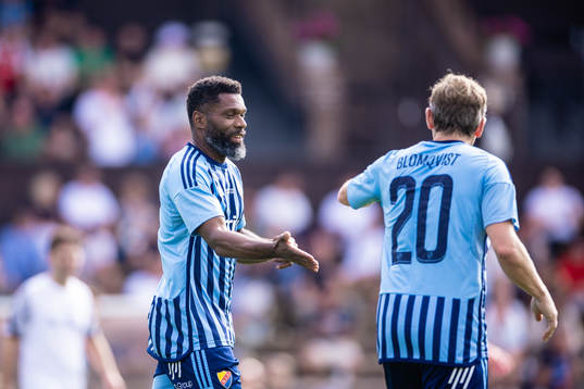 Djurgårdens Samuel Wowoah jublar med Jesper Blomqvist i en