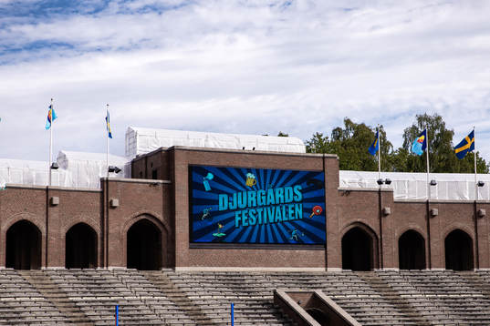 En ljustavla skyltar för Djurgårdsfestivalen 2023 på