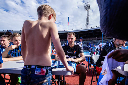 Djurgårdens målvakt Andreas Isaksson  skriver autografer