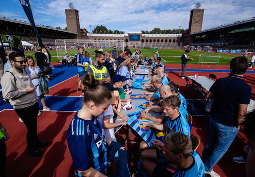 Djurgårdens legendarer skriver autografer