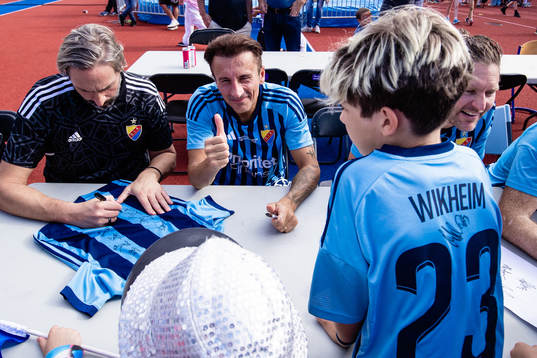 Djurgårdens Rami Shaaban och Lolo Chanko skriver autografer