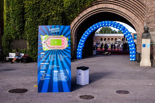 En skylt med beskrivning av Djurgårdsfestivalen 2023