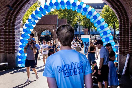 Personal med en t-shirt med tryck på ryggen