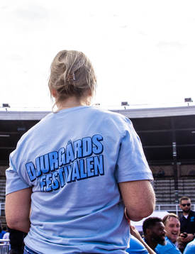 Personal med en t-shirt med tryck på ryggen