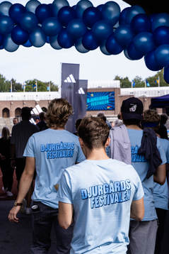 Personal med t-shirts med tryck på ryggen