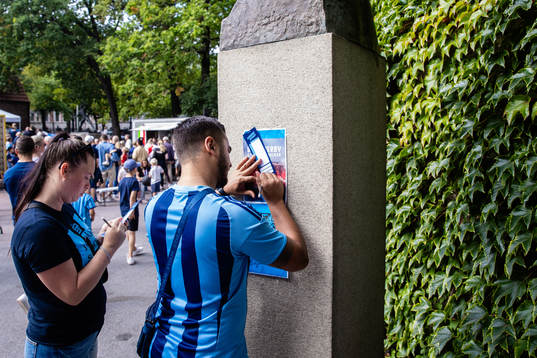 Besökare fyller i svaren i en Tipsrunda