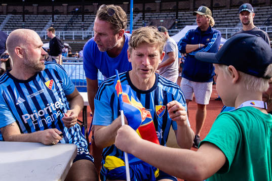 Djurgårdens Jesper Blomqvist skriver autografer en