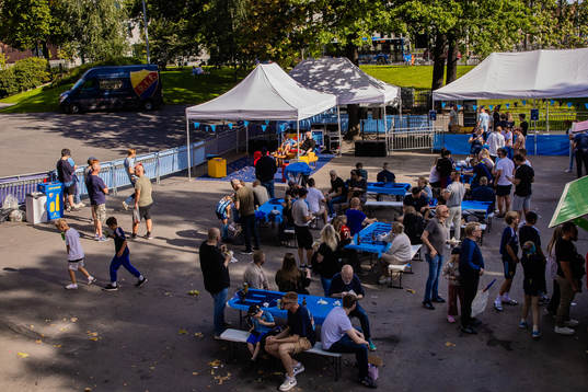 Område med food trucks
