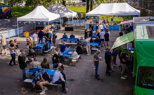 Område med food trucks