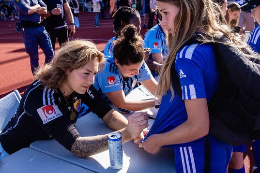 Katelin Talbert, målvakt i Djurgårdens damlag, skriver