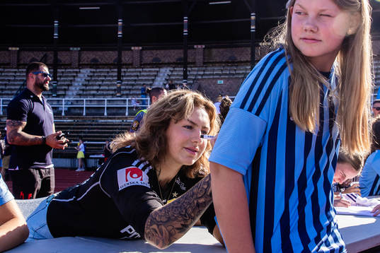 Katelin Talbert, målvakt i Djurgårdens damlag, skriver
