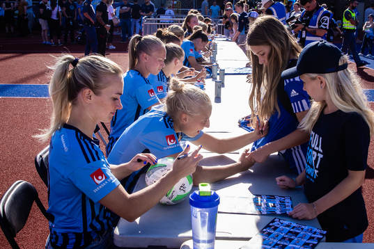 Stinalisa Johansson, Djurgårdens damlag, skriver autografer