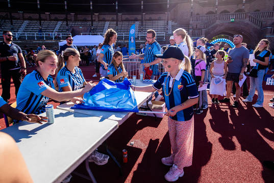 Djurgårdens damlag skriver autografer