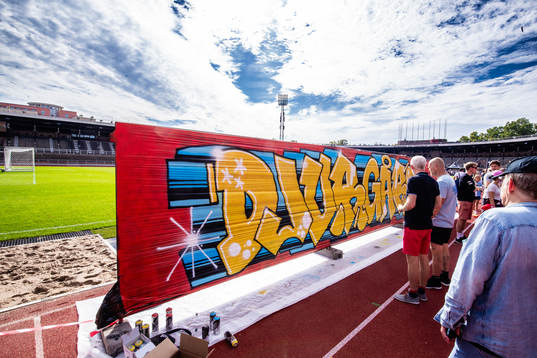 Besökare vid ett graffitiplank