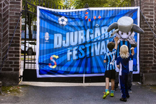 Djurgårdens maskot Järnkaninen med besökare