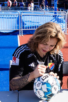 Katelin Talbert, målvakt i Djurgårdens damlag, skriver