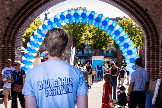 Personal med en t-shirt med tryck på ryggen