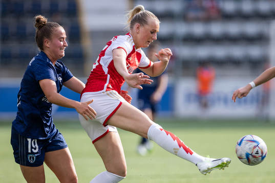 Théa Greboval of Paris FC and Stina Blackstenius of Arsenal