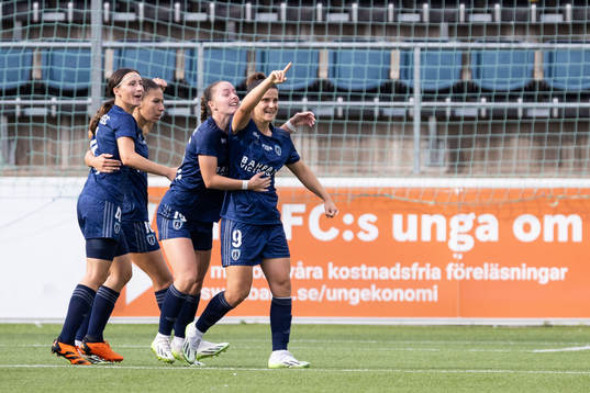 Mathilde Bourdieu of Paris FC celebrate with teammates