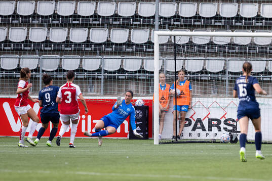 Mathilde Bourdieu of Paris FC scores 0-2