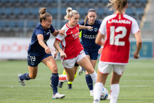 Théa Greboval of Paris FC and Alessia Russo of Arsenal