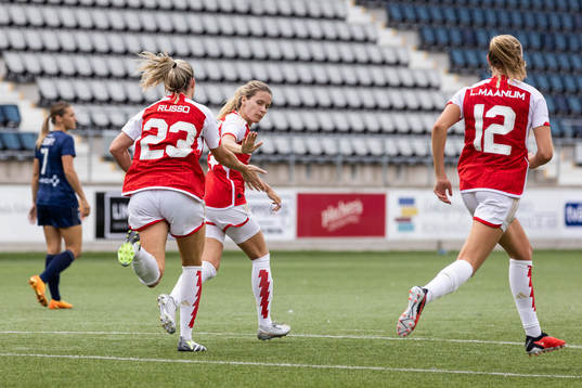Alessia Russo of Arsenal celebrates