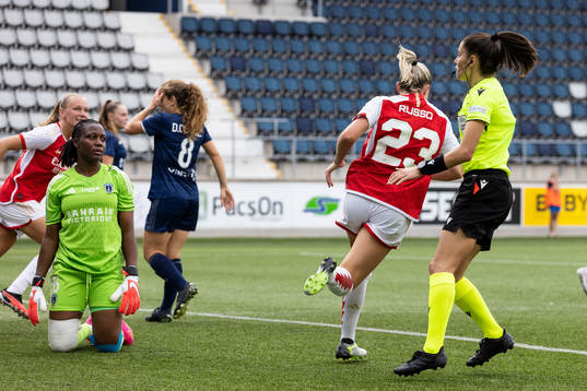 Alessia Russo of Arsenal celebrates