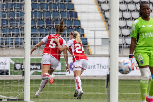 Jen Beattie of Arsenal celebrates