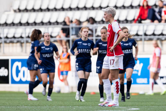 Lina Hurtig of Arsenal looks dejected