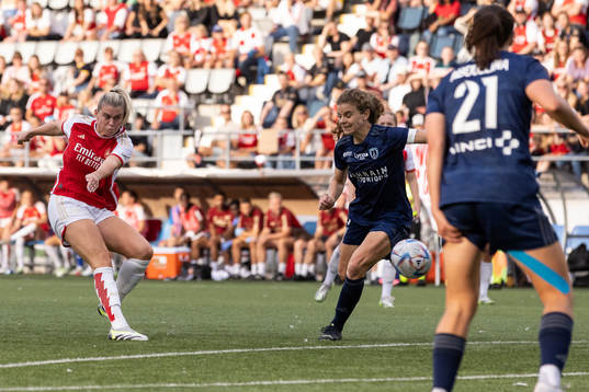 Alessia Russo of Arsenal scores 3-3
