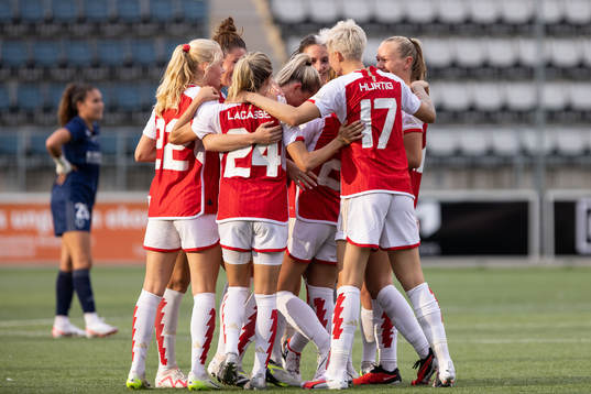Alessia Russo of Arsenal celebrate with teammates