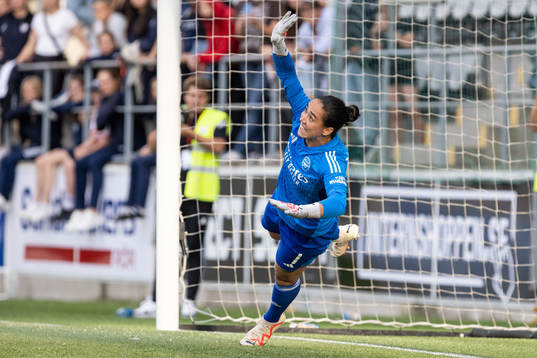goalkeeper Manuela Zinsberger of Arsenal