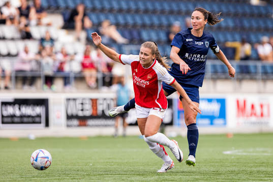 Victoria Pelova of Arsenal and Gaetane Thiney of Paris FC