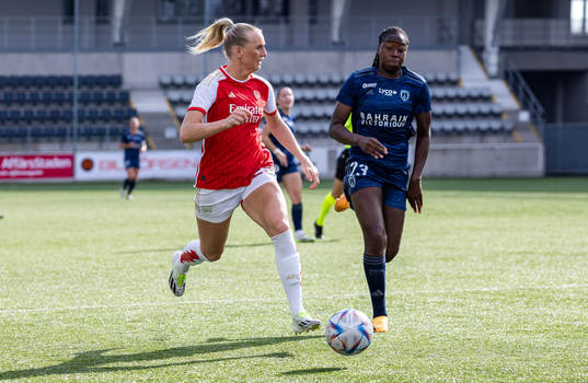 Stina Blackstenius of Arsenal and Teninssoun Sissoko of