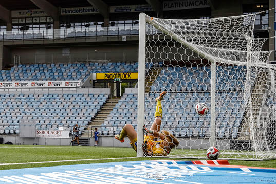 Mål 2-0 förbi IK Uppsalas målvakt Milla-Maj Majasaari