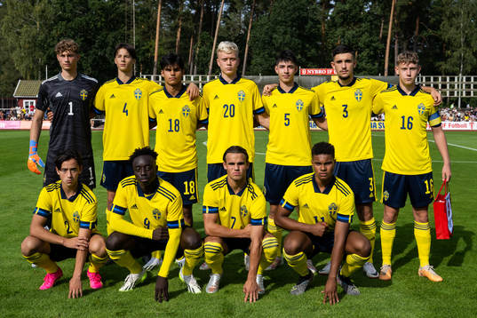 The starting eleven of Sweden pose for a photo