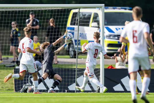 goalkeeper William Nieroth Lundgren of Sweden