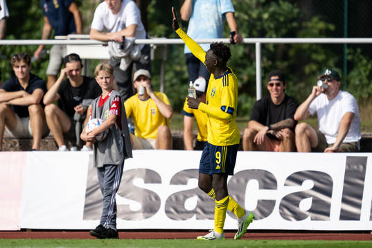 Kalipha Jawla of Sweden celebrates