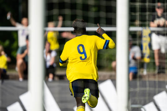 Kalipha Jawla of Sweden celebrates
