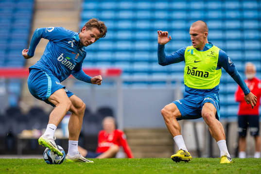 Sander Berge and Leo Skiri Østigård of the Norwegian