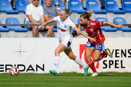 Växjö DFFs Hanna Stokki och Vittsjös Sarah Stratigakis