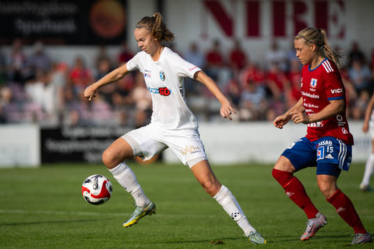 Vittsjös Nellie Persson jagar Växjö DFFs Elin Nilsson