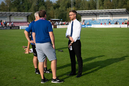 Växjö DFFs huvudtränare Olof Unogård deppar