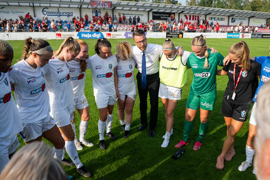 Växjö DFFs huvudtränare Olof Unogård deppar med spelare