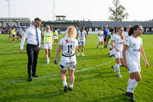 Växjö DFFs huvudtränare Olof Unogård och spelare deppar