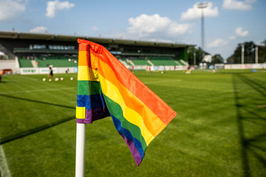 En hörnflagga med pridemönster