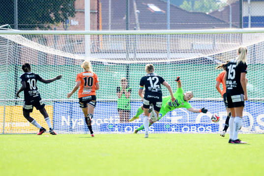 Piteås Anam Imo gör 3-2 bakom Kristianstads målvakt Moa