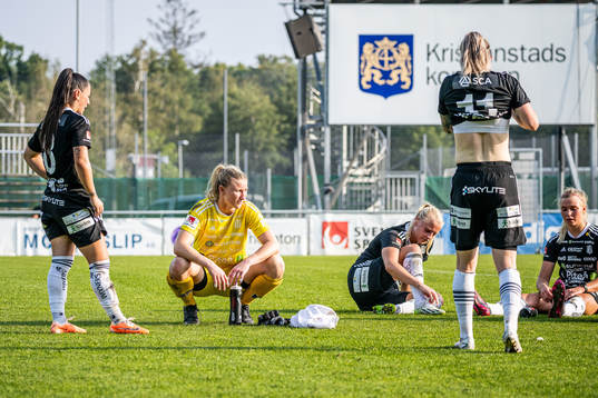 Piteås Katrina Guillou och målvakt Samantha Leshnak