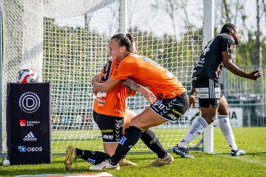 Kristianstads Tabitha Michelle Tindell och Amy Sayer jublar